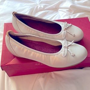 Munro silver flats size 8 ww